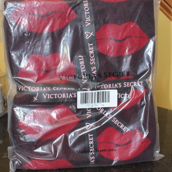 Victoria's Secret,  fringe red lips reversible throw blanket or wrap - Picture 6 of 8